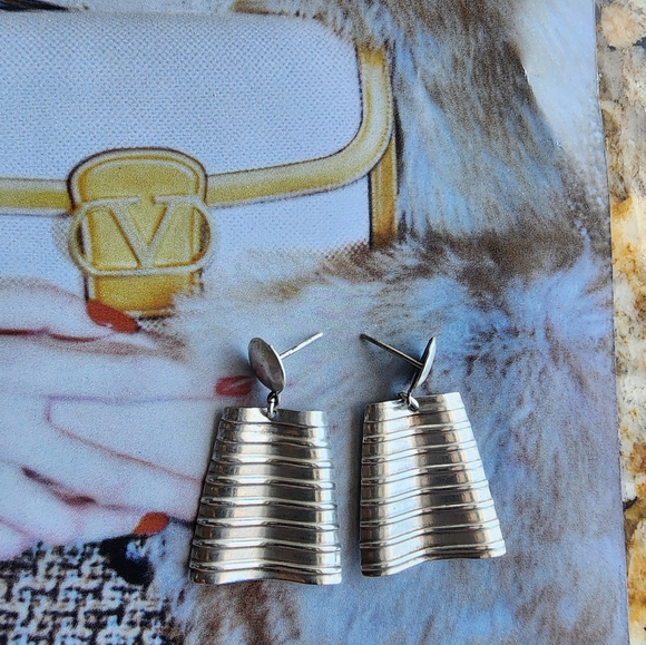 Chic Silver Ribbed Earrings - Picture 4 of 6